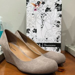 Chinese Laundry Nima wedge pump size 9